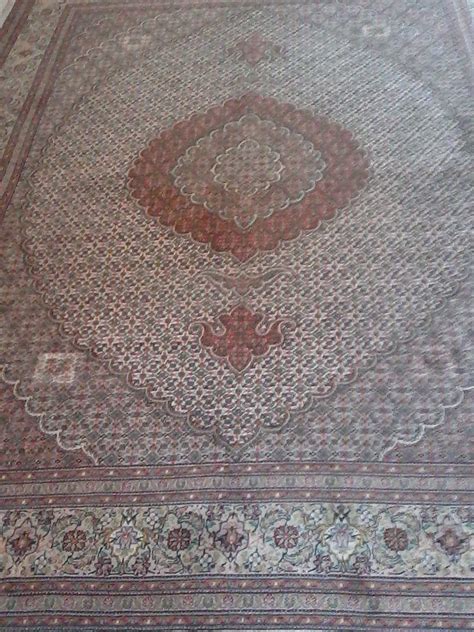 Teppiche sowie auch teppichböden schaffen gemütlichkeit und eine wohnliche atmosphäre. Handgeknüpfter Teppich aus Täbriz