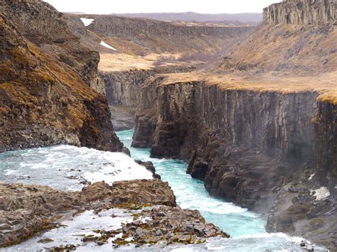 Gullfoss is a waterfall located in the canyon of the hvítá river in southwest iceland. IJsland: The Golden Circle iets wat iedereen gedaan moet hebben - Daily Nonsense