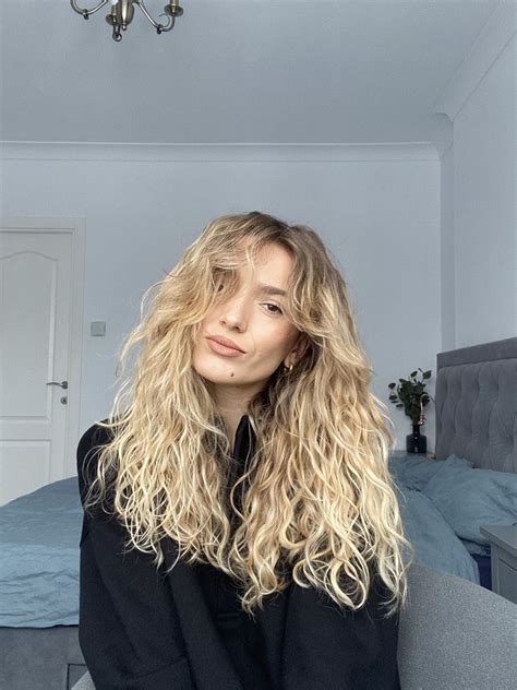 How To Get Perfectly Slept In Messy Curls Artofit