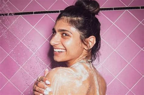 Ex Pornhub Star Mia Khalifa Teases Fans With Cheeky Topless Shower Snap