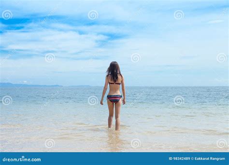 sexy meisje in bikini het ontspannen op het strand stock afbeelding image of manier
