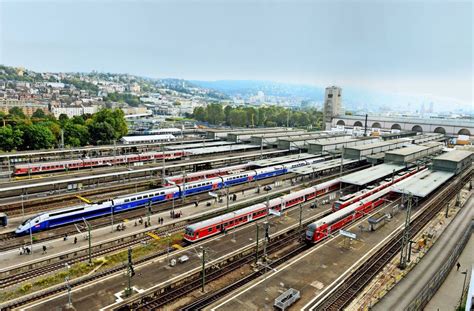 Zehntausende demonstranten gingen gegen das geplante milliardenprojekt stuttgart 21 auf die straße. Stuttgart 21: Privatbahner verlieren Streit um Gleise ...