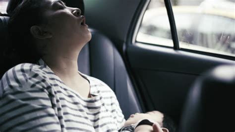 Vidéos Et Rushes De Woman Sleeping In Car Getty Images
