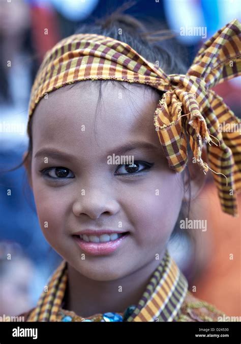 porträt einer jungen thai mädchen in traditioneller tracht s e asien thailand stockfoto bild