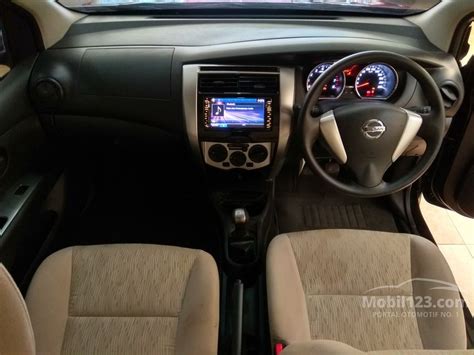 The nissan grand livina, for a compact muv, has a generous cabin which is spacious enough to seat all seven passengers in all the three rows with ease. Jual Mobil Nissan Grand Livina 2018 SV 1.5 di Jawa Timur ...