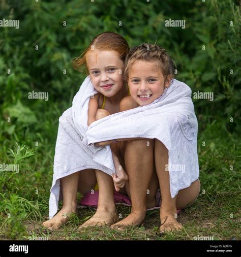 Zwei Freche Kleine Mädchen Am Strand In Ein Handtuch Sitzen Nach Einem Bad Im See
