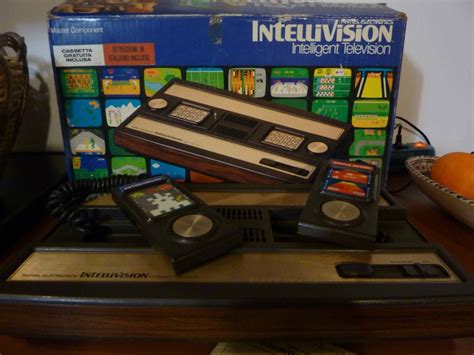 La progettazione dell'intellivision iniziò dal 1978, per opera di mattel electronics, il nome della sezione dell'azienda dedicata ai giochi elettronici. vendo console Intellivision anni '80 by mattel cartucce gioco
