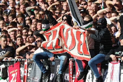 Gladbach Ultras Zeigen Geklaute Boyz Fahne Im Derby Gegen Köln