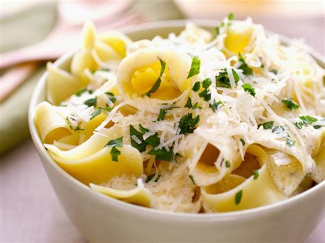 Tagliatelle with Garlic-cream Sauce recipe
