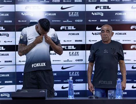 Alex Santana recebe camisa do Corinthians das mãos do pai e se emociona