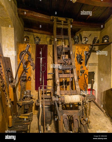 Instrumentos De Tortura Medieval Cámara De Tortura En El Interior El Castillo De Praga El