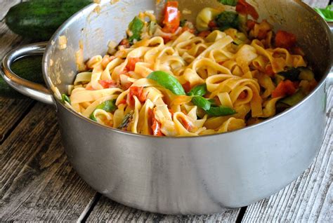 Tagliatelle pasta with tomatoes and zucchini |VeganSandra