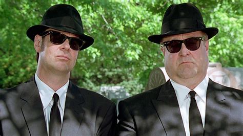 The blues brothers is a 1980 american musical comedy film directed by john landis. Les Blues Brothers John Goodman et Dan Aykroyd se ...