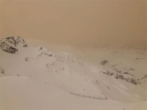 #winter #saharastaub #photography nach dem schneefegen kam der sand der sahara zum vorschein! Bilderstrecke: Saharastaub auf dem Jungfraujoch im Kanton ...