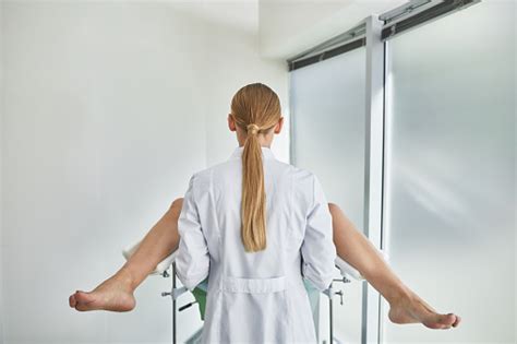 Dokter Muda Melakukan Pemeriksaan Ginekologi Wanita Foto Stok Unduh