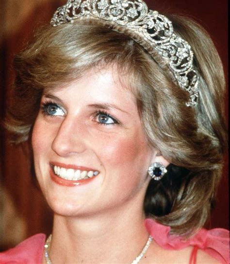 15 Unforgettable Looks From Princess Diana