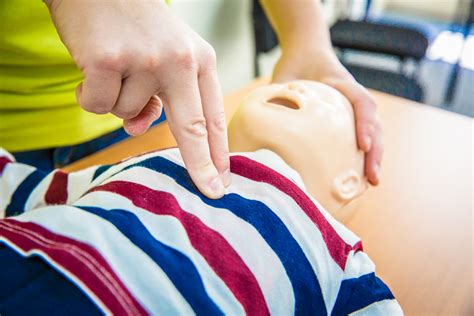 Kinderen zijn kleiner en zodoende zullen beademingen en borstcompressies op een andere manier gegeven worden. Delta Healthcare Consulting Levensreddend handelen bij ...