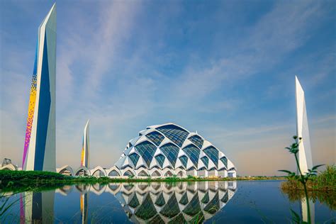 Wisata Religi Sambil Mengagumi Keindahan Arsitektur Masjid Di Indonesia