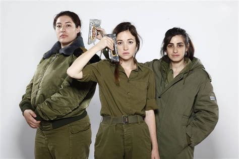 דאנה איבגי הפקה מוסיקלית : תמונה של שני קליין עם דאנה איבגי, נלי תגר מתוך "אפס ביחסי ...