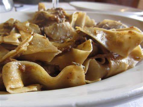 Når du hakker opp det selv blir ragú'en litt røffere. Ragù bianco di vitello: la ricetta facile e veloce ...
