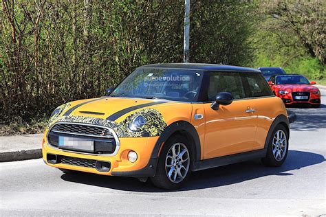 2018 mini cooper s facelift spotted testing, it has minor changes