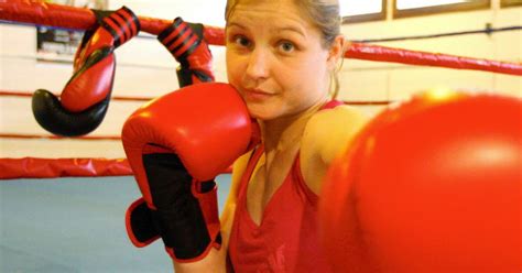 Limage La Jeune Boxeuse Angélique Duchemin Championne Du Monde De Boxe Anglaise Dans La