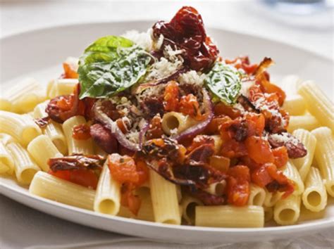 Serve this delicious chicken and chorizo ragu over rice or pasta as an easy midweek dinner for the family. Rigatoni met tomaat en chorizo | Recept - Pasta maaltijden ...