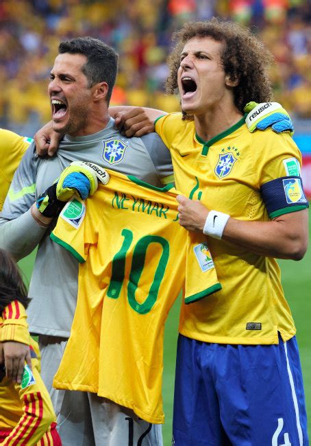欠場したネイマールのユニホームを手にブラジル国歌を斉唱するダビドルイス（右）とジュリオセザール＝上田潤撮影 2014ワールドカップ ブラジル対ドイツ（準決勝）（1 18） の写真｜朝日新聞