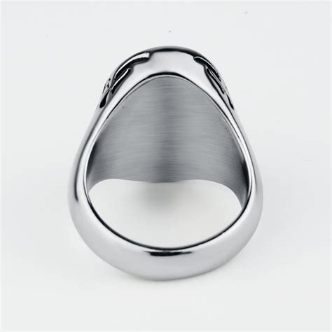 Couteaux de barbier \ku.to də baʁ.bje\ masculin. Valily-bague pour hommes, décoration de magasin de barbier ...