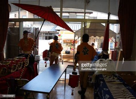 Japanese Men Wear Fundoshi Or Loincloths As They Prepare Paper Nachrichtenfoto Getty Images