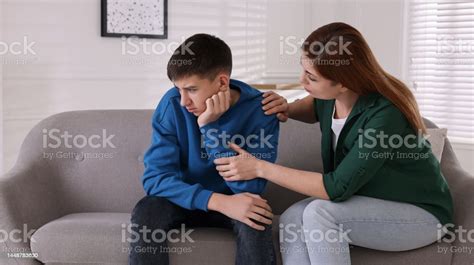 Madre Consolando A Su Hijo Deprimido En Casa Problemas De Adolescentes Foto De Stock Y Más Banco