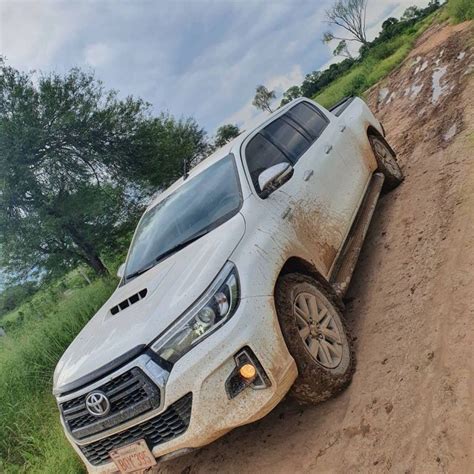 6 portas Toyota Hilux limousine vira sensação no Paraguai