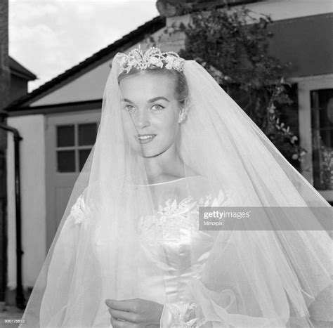 Shirley Eaton Tv And Film Actress Aged 21 Wedding To Colin Lenton