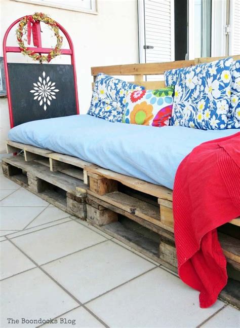 Quickly Make A Super Easy Pallet Couch The Boondocks Blog