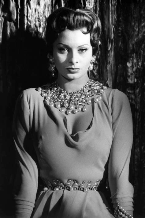 22 Incredibly Gorgeous Vintage Photos Of Sophia Loren That Always