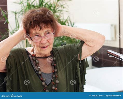 Donna Anziana Anziana Con Uno Specchio Fotografia Stock Immagine Di