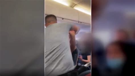 شاهد لحظة اندلاع عراك عنيف على متن طائرة ركاب أمريكية Cnn Arabic