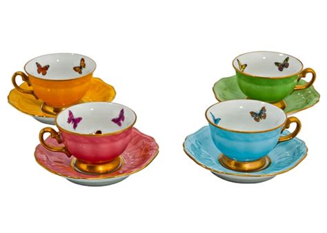 Klebe mit klebeband muster oder streifen auf und male die zwischenräume mit porzellanfarbe aus. Tassen bemalen für eine fröhliche Stimmung beim Kaffee Trinken