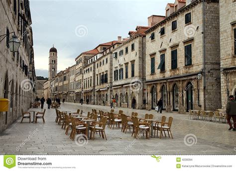 Vielleicht das schönste und interessanteste denkmal in diesem teil der altstadt ist das franziskanerkloster, welches im späten mittelalter errichtet wurde. Dubrovnik - Oude Stad stock foto. Afbeelding bestaande uit ...