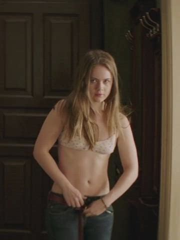 Hera Hilmar Queen Maghra Forced To Strip An Ordinary Man 2017