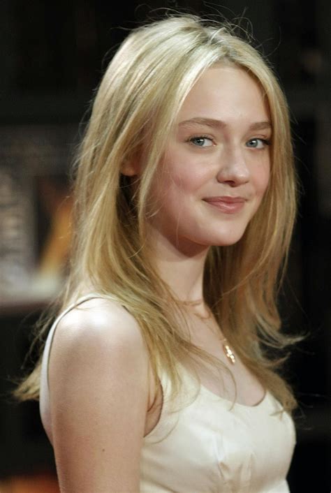 Cool Young Actresses Under 25 With Blonde Hair Photos Dakota Fanning
