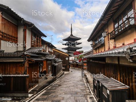 Yasaka Pagoda And Sannen Zaka Street In Kyoto Stock Photo Download