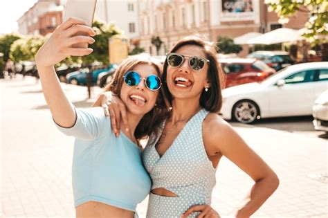 Deux Jeunes Belles Filles Hipster Souriantes Dans Des Vêtements Dété à La Mode Ils Prennent