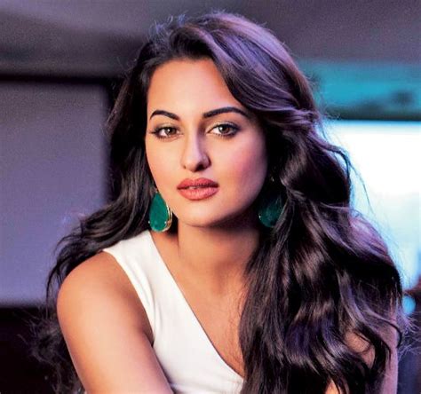 Sonakshi Sinhas Dramatic Weight Loss Has Us Worried About Her Health