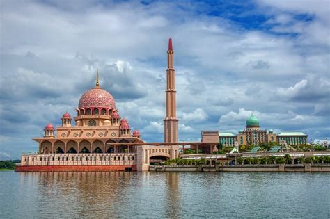 Putrajaya perdana berhad is an accomplished construction and property development player in malaysia. Masjid Putra and Jabatan Perdana Menteri in Putrajaya ...