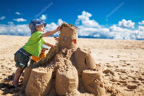 Niños Construir Grandes Castillos De Arena En La Playa — Foto De Stock