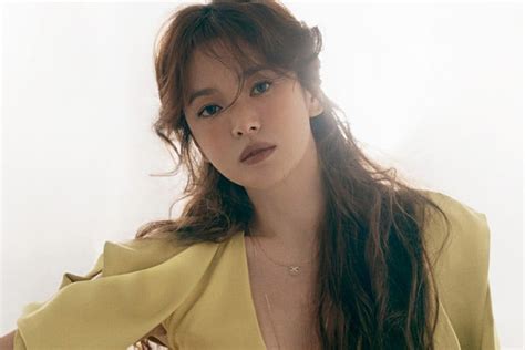 She gained popularity through television dramas such as autumn in my heart (2000), all in (2003), full house (2004), the world that they live in (2008), and that winter, the wind blows (2013). Song Hye Kyo exprime sa gratitude pour sa carrière réussie