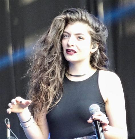 Lorde Nude Boobs Outlining Under Shirt Hot Nude Celebrities Sexy Naked Pics