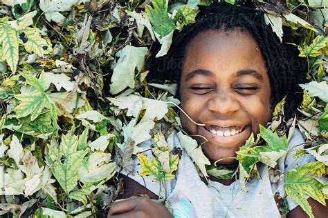 Ver Smiling African American Girl In Fall Leaves Del Colaborador De