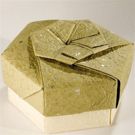 Buch origami vorlagen kostenlos faqs buchfaltkunst gefaltete bucher erwin pleyer oftmals sehen die kunstwerke auf den ersten blick so kompliziert aus dass. Origami zu Weihnachten falten - 6 Ideen mit Faltanleitung